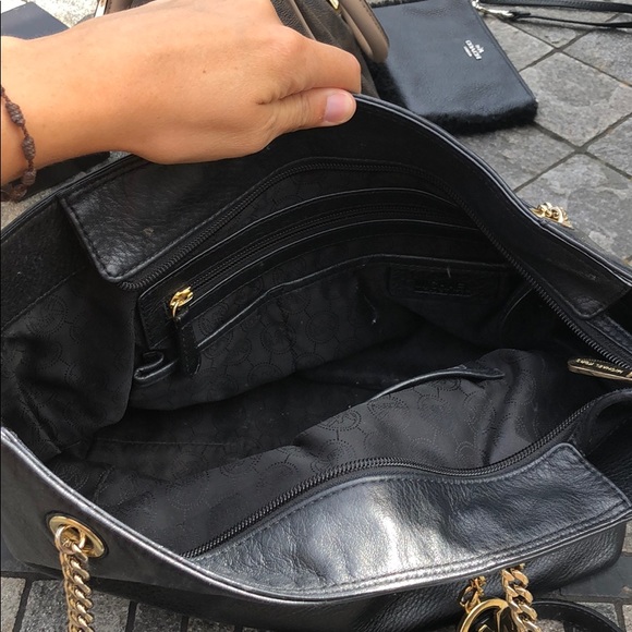 Black leather medium sized Michael Kors zip purse - Picture 2 of 3